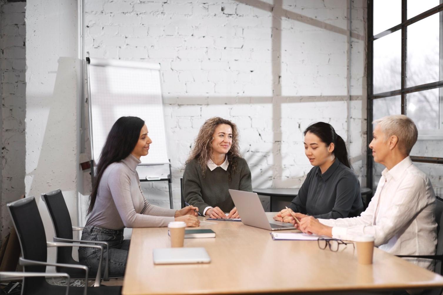 Studenten bei der praktischen Finanzanalyse mit echten Unternehmensdaten